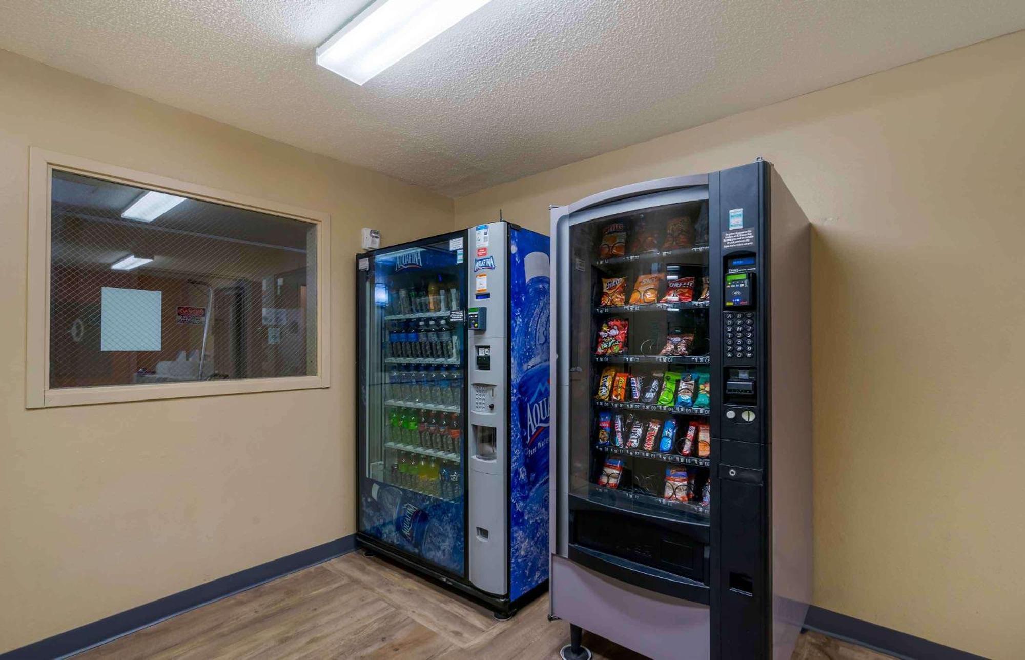 Extended Stay America Select Suites Tampa Airport Memorial Hwy West Chase Bagian luar foto