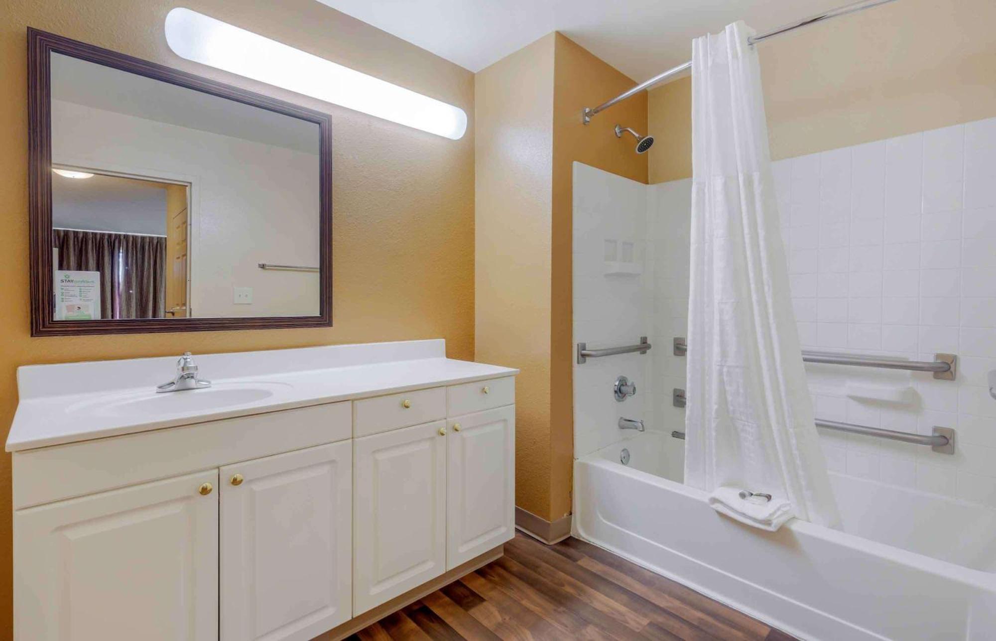 Extended Stay America Select Suites Tampa Airport Memorial Hwy West Chase Bagian luar foto